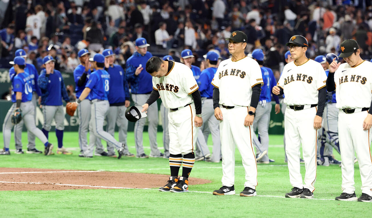 巨人対DeNA　連敗を喫し、喜ぶDeNAナインを背にスタンドに一礼する巨人阿部監督（中央）（撮影・浅見桂子）
