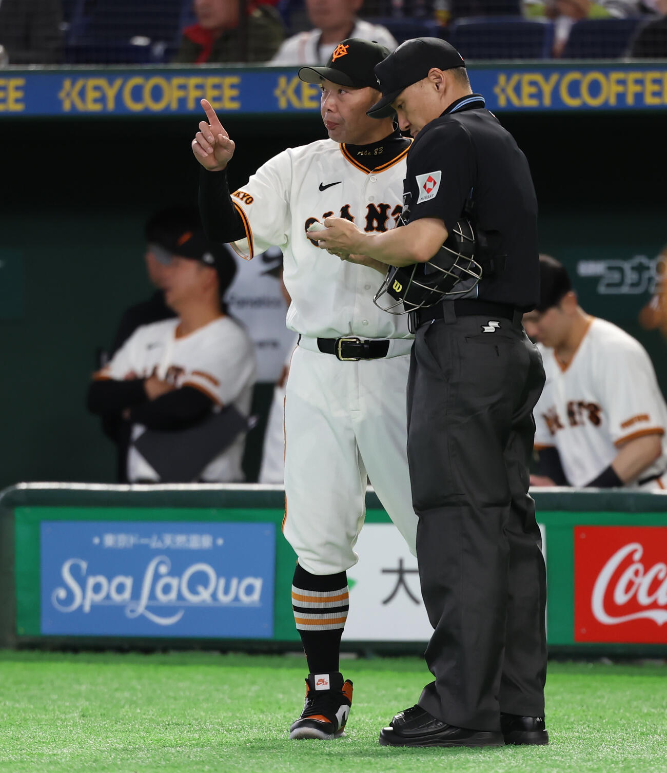 巨人対DeNA 6回の攻撃が終わり選手交代を告げる巨人阿部監督（撮影・水谷安孝）