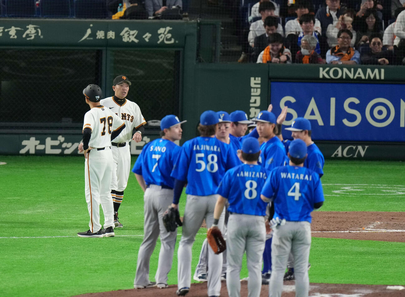 巨人対DeNA　試合が終了しあいさつにでる巨人阿部監督（撮影・増田悦実）