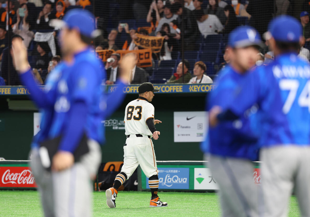 巨人対DeNA　敗戦し引き揚げる巨人巨人阿部監督（撮影・水谷安孝）