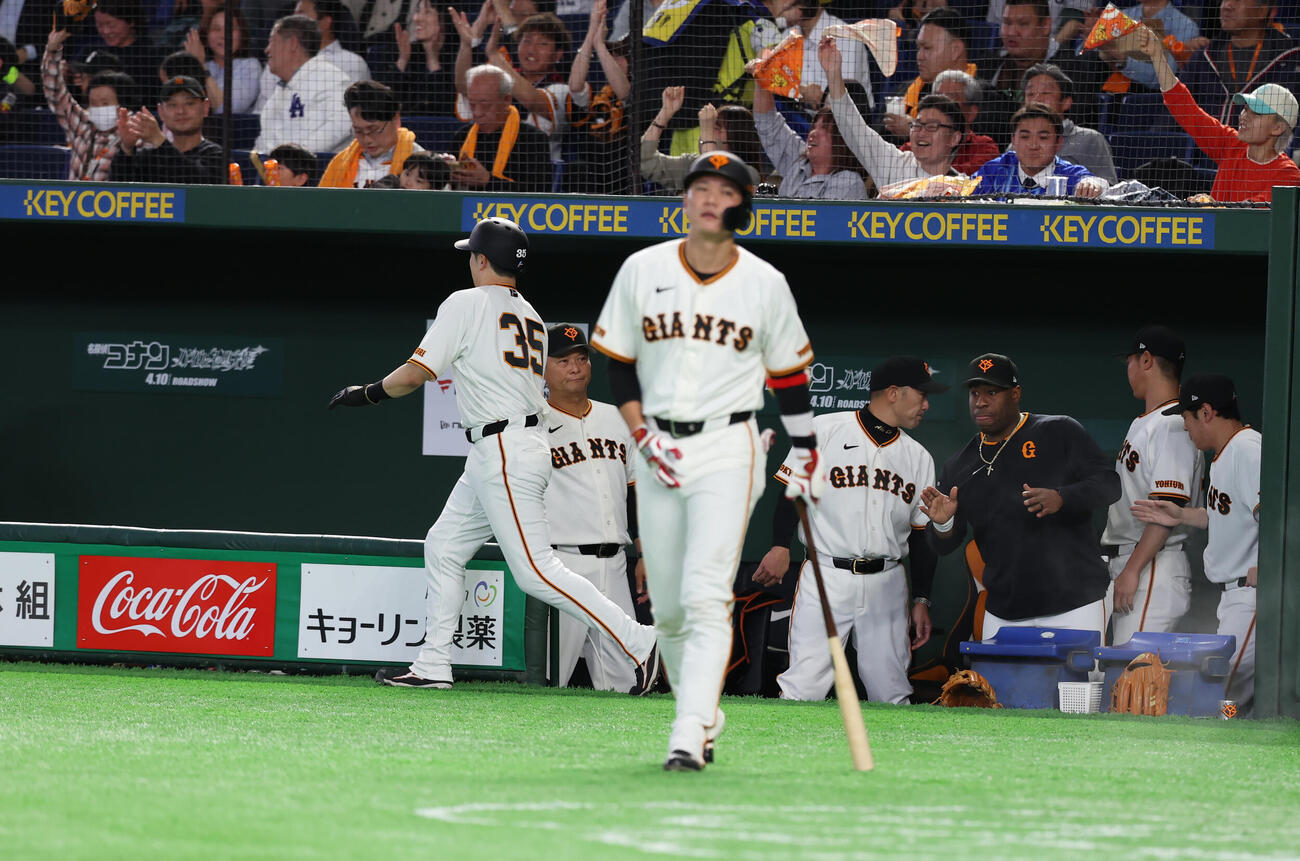 巨人対DeNA 7回表巨人1死一、三塁、岸田の適時打で生還した泉口を迎える巨人阿部監督（右から4人目）（撮影・水谷安孝）