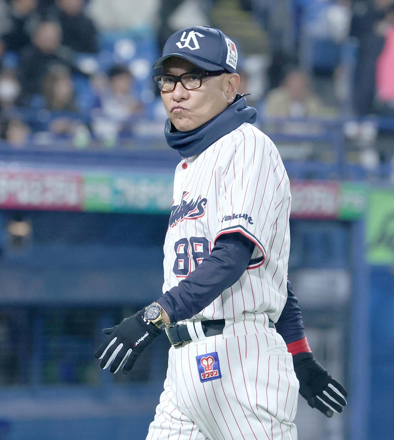 ヤクルト対中日　渋い表情で選手交代を告げる池山監督（撮影・黒川智章）