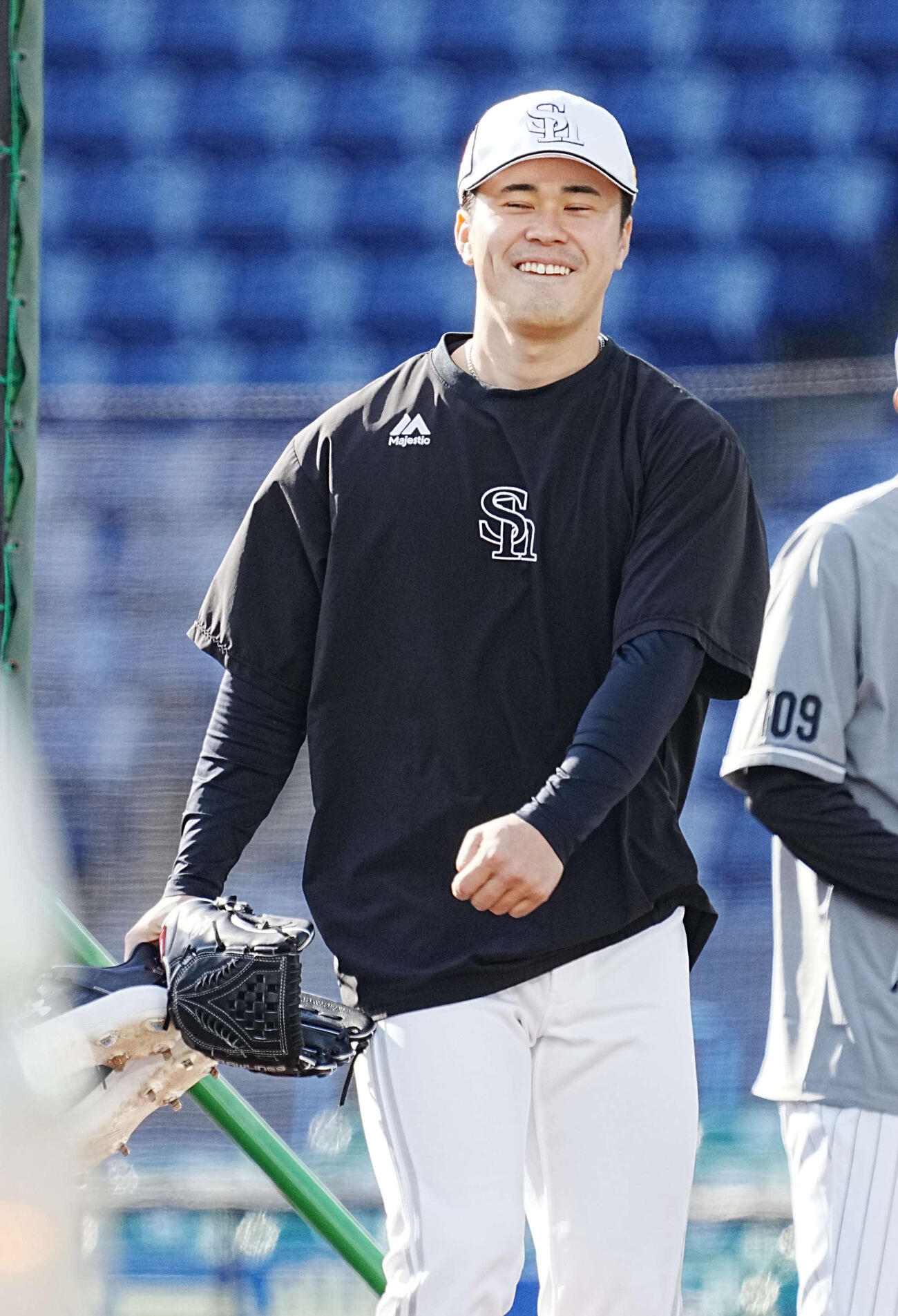 ロッテ対ソフトバンク　試合前の練習に臨むソフトバンク松本晴（撮影・小沢裕）