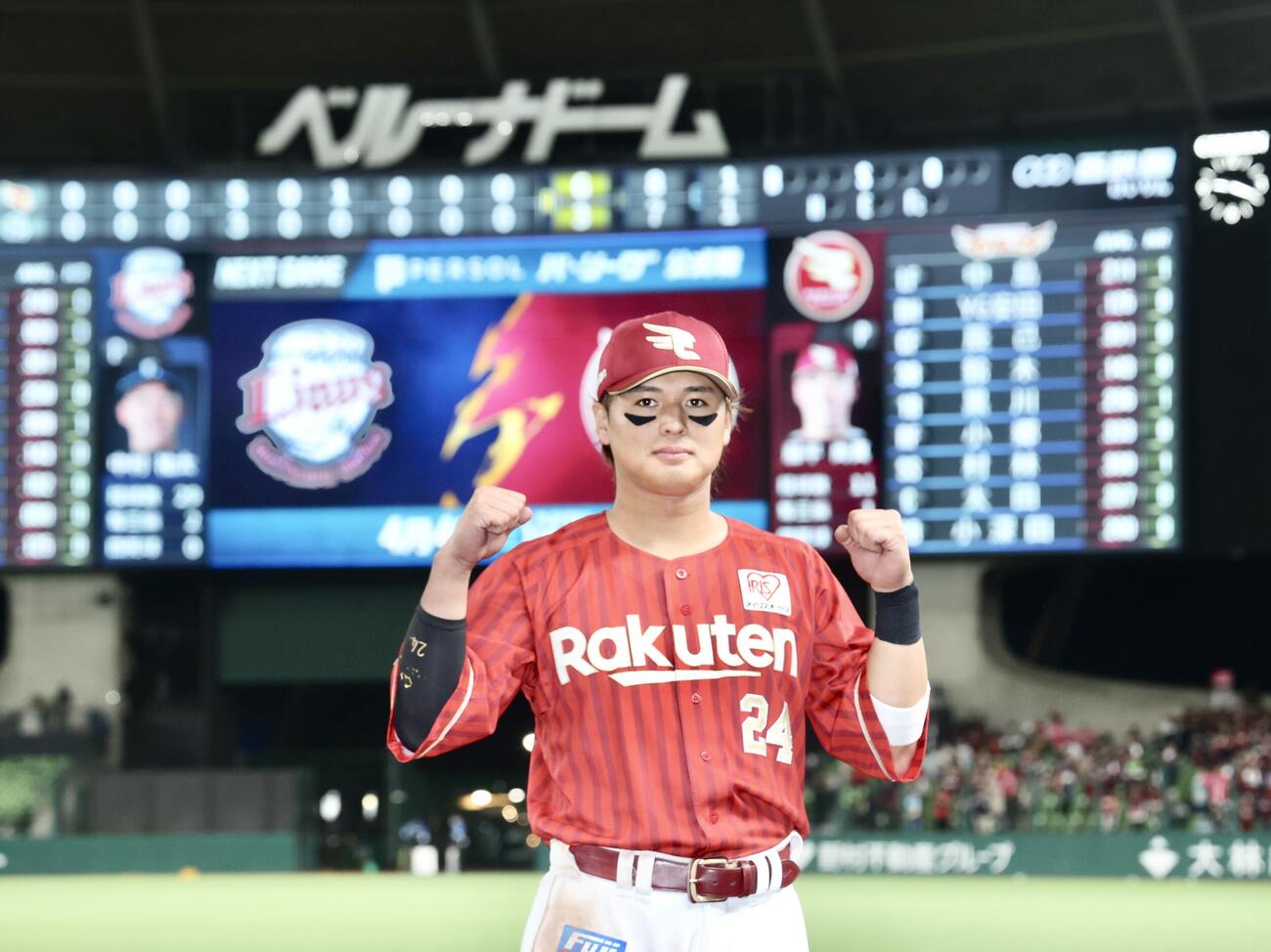 西武対楽天　西武に勝利しガッツポーズする楽天黒川（撮影・河田真司）