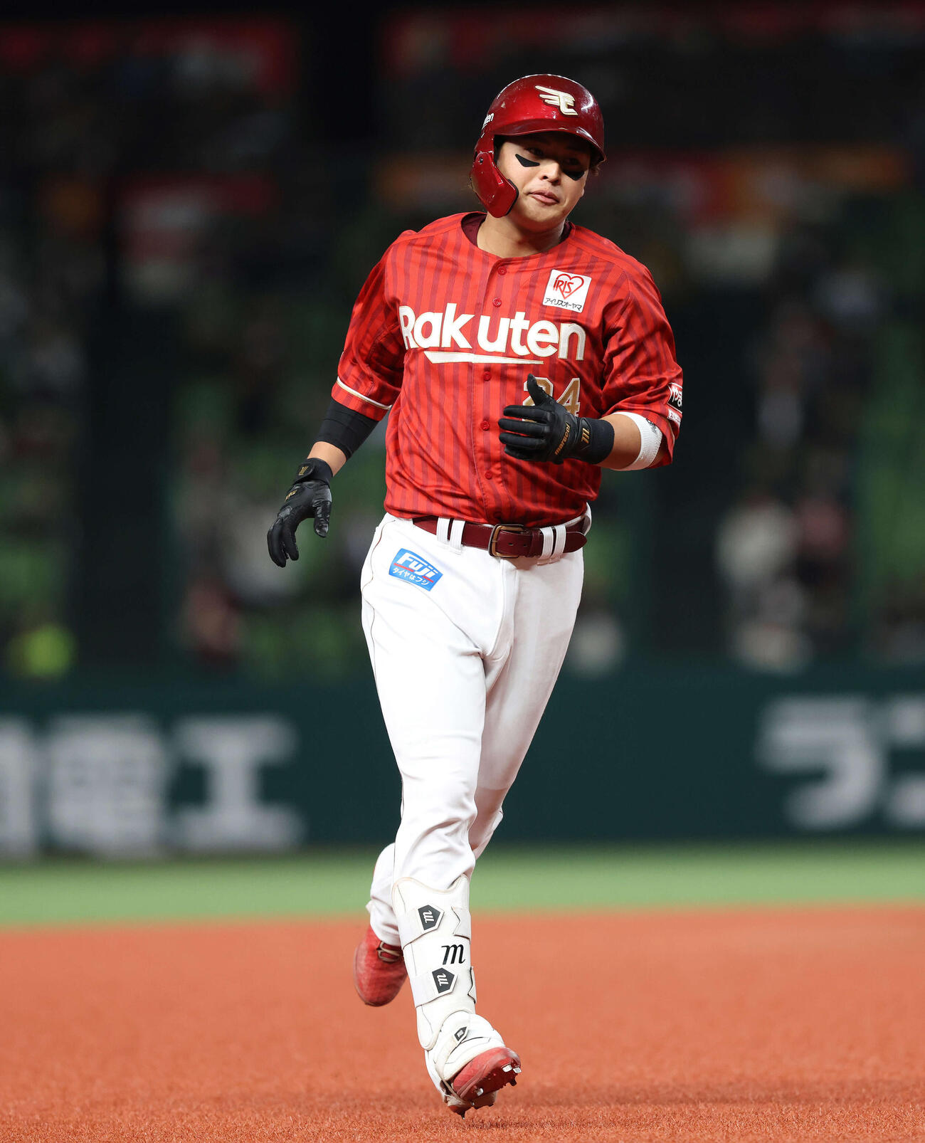 西武対楽天　4回表楽天無死二、三塁、右越え3点本塁打を放ちダイヤモンドを回る黒川（撮影・河田真司）