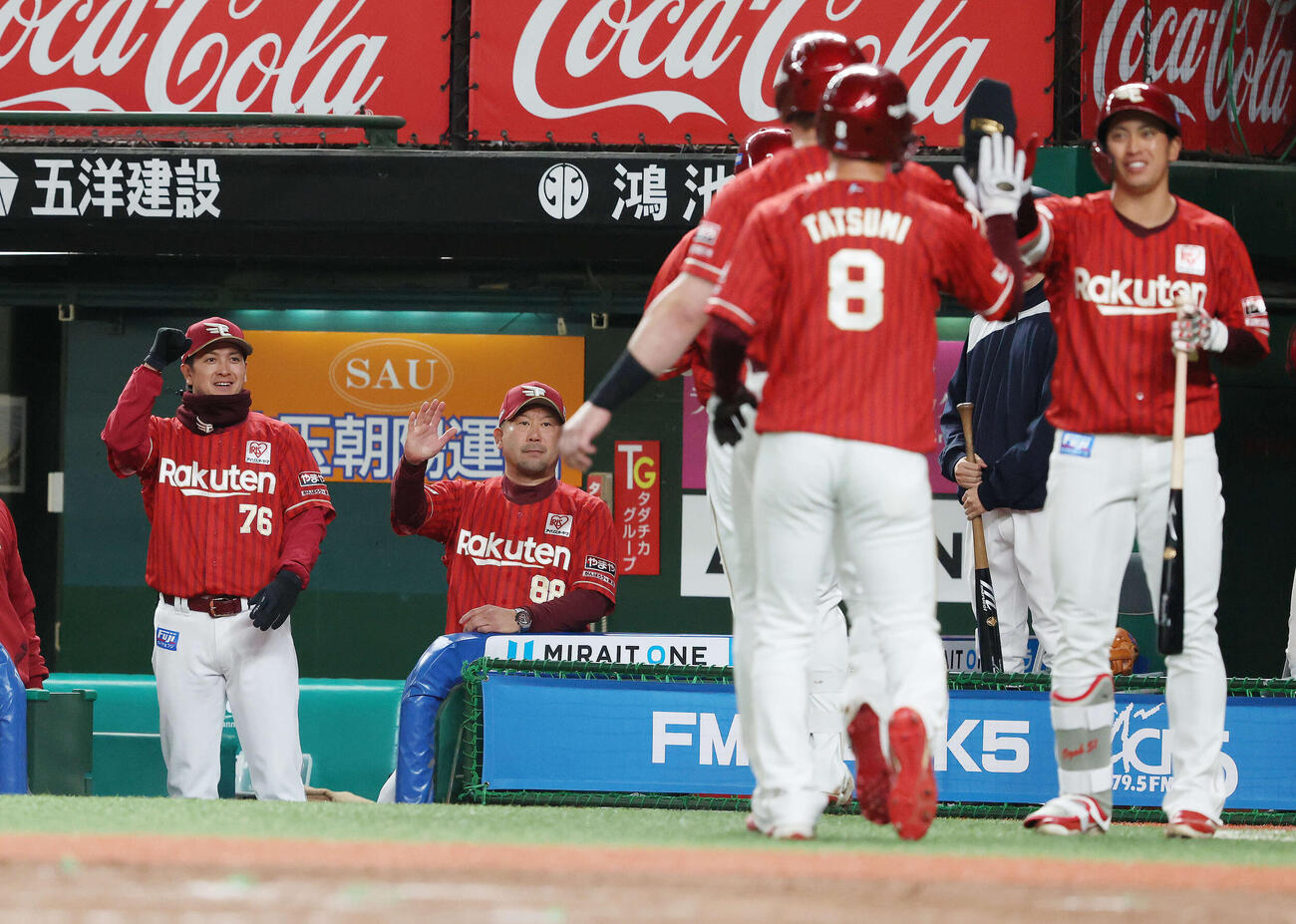 西武対楽天　4回表楽天無死二、三塁、右越え3点本塁打で生還する黒川らを迎える三木監督（後方右）（撮影・河田真司）