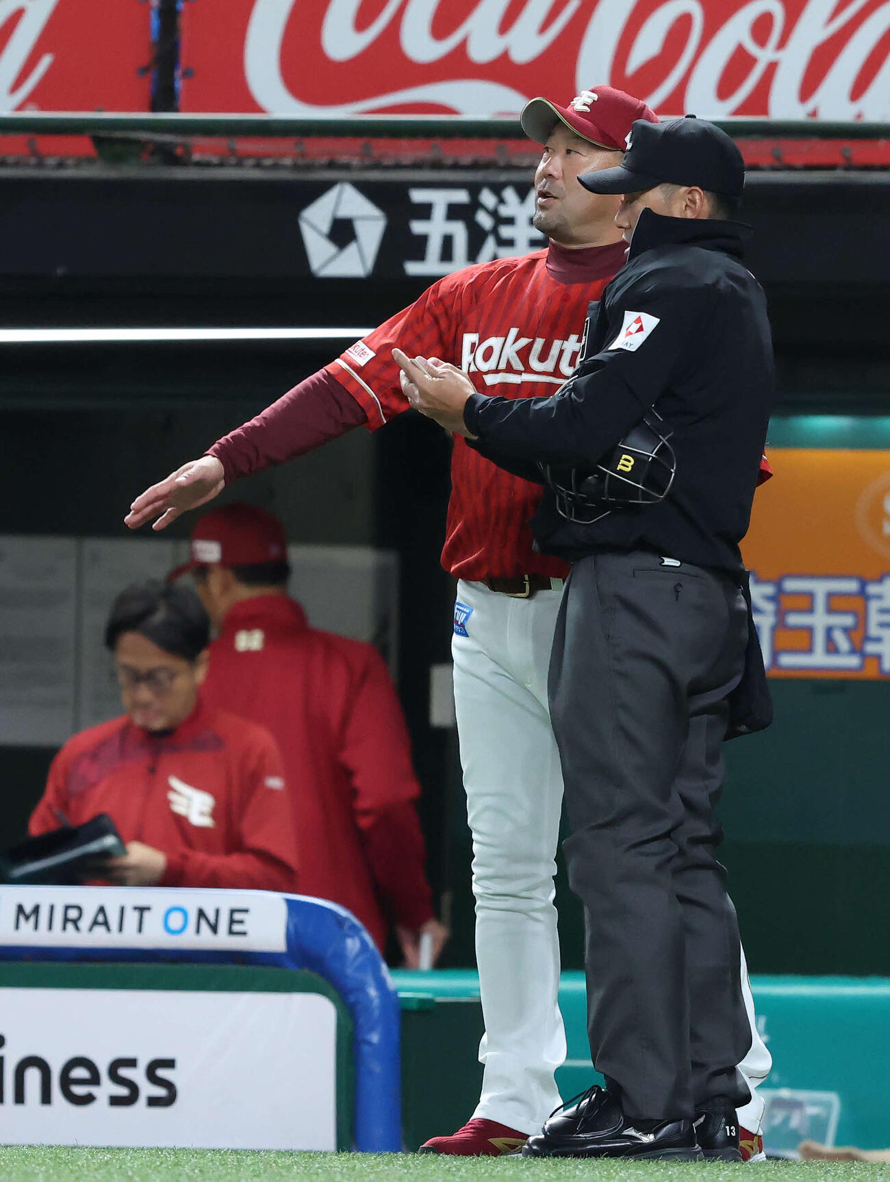 西武対楽天　6回表を終え、選手交代を告げる三木監督（撮影・河田真司）