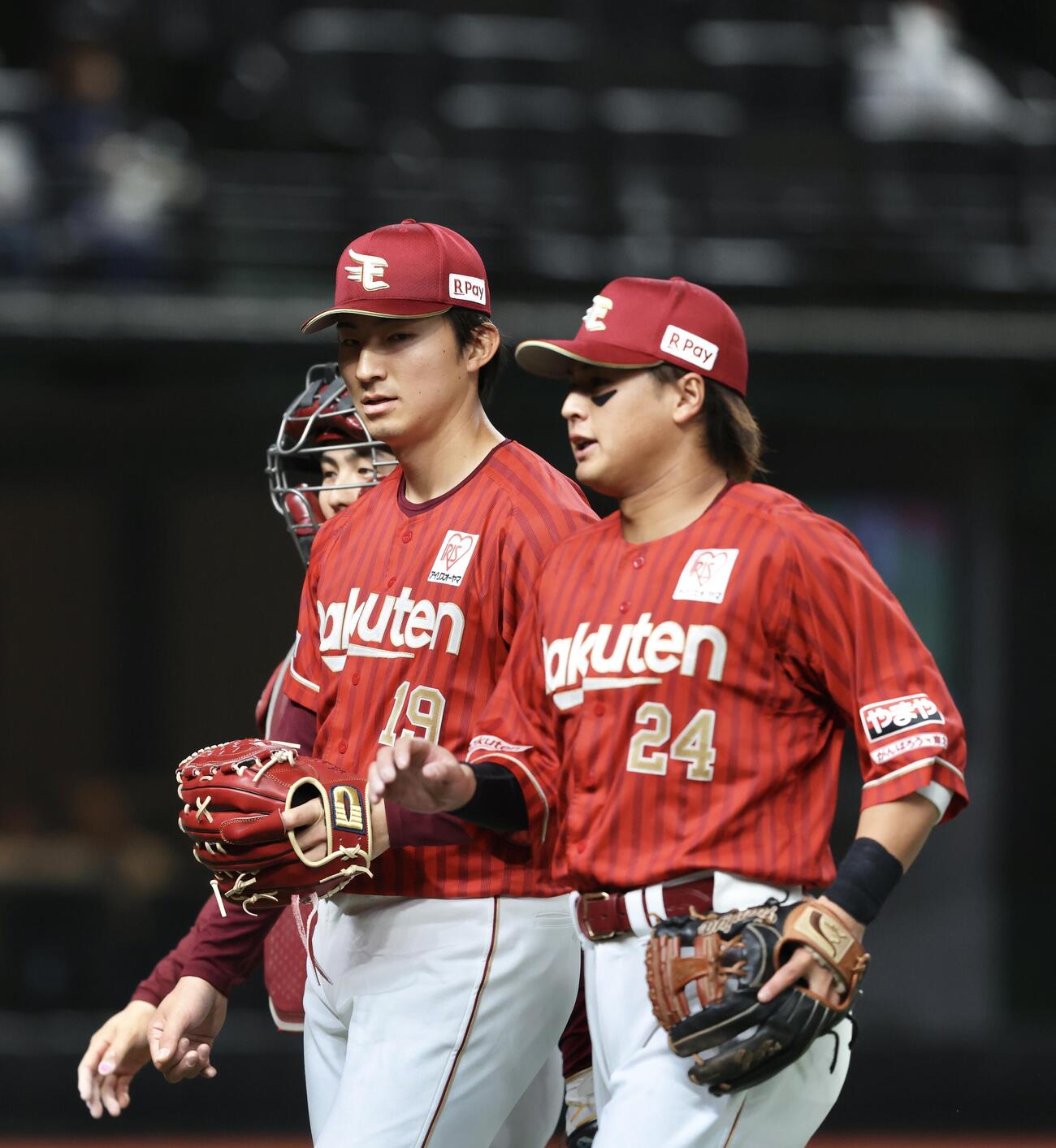 西武対楽天　1回裏を抑える荘司（左）（撮影・河田真司）