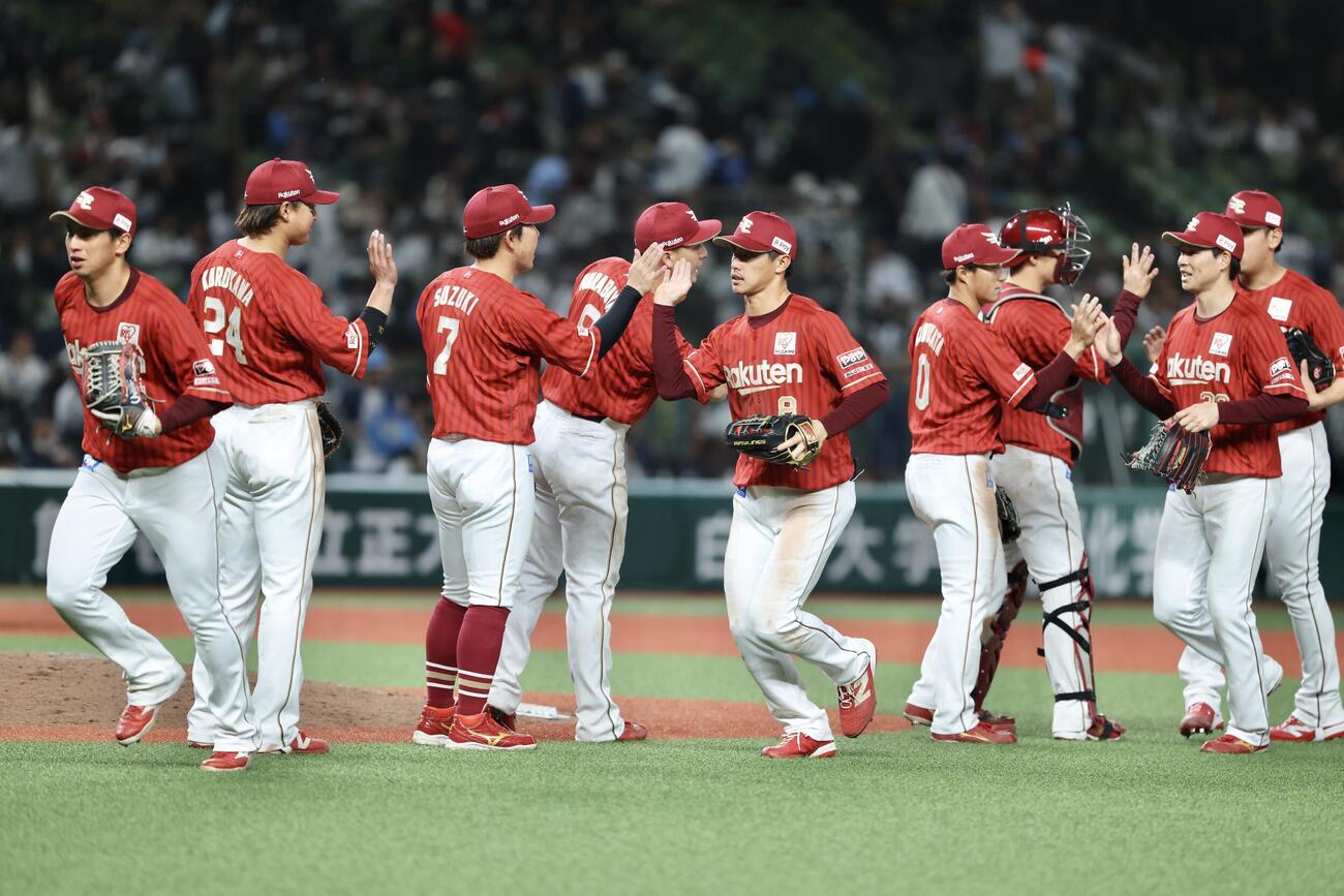 西武対楽天　西武に勝利しタッチを交わす楽天ナイン（撮影・河田真司）