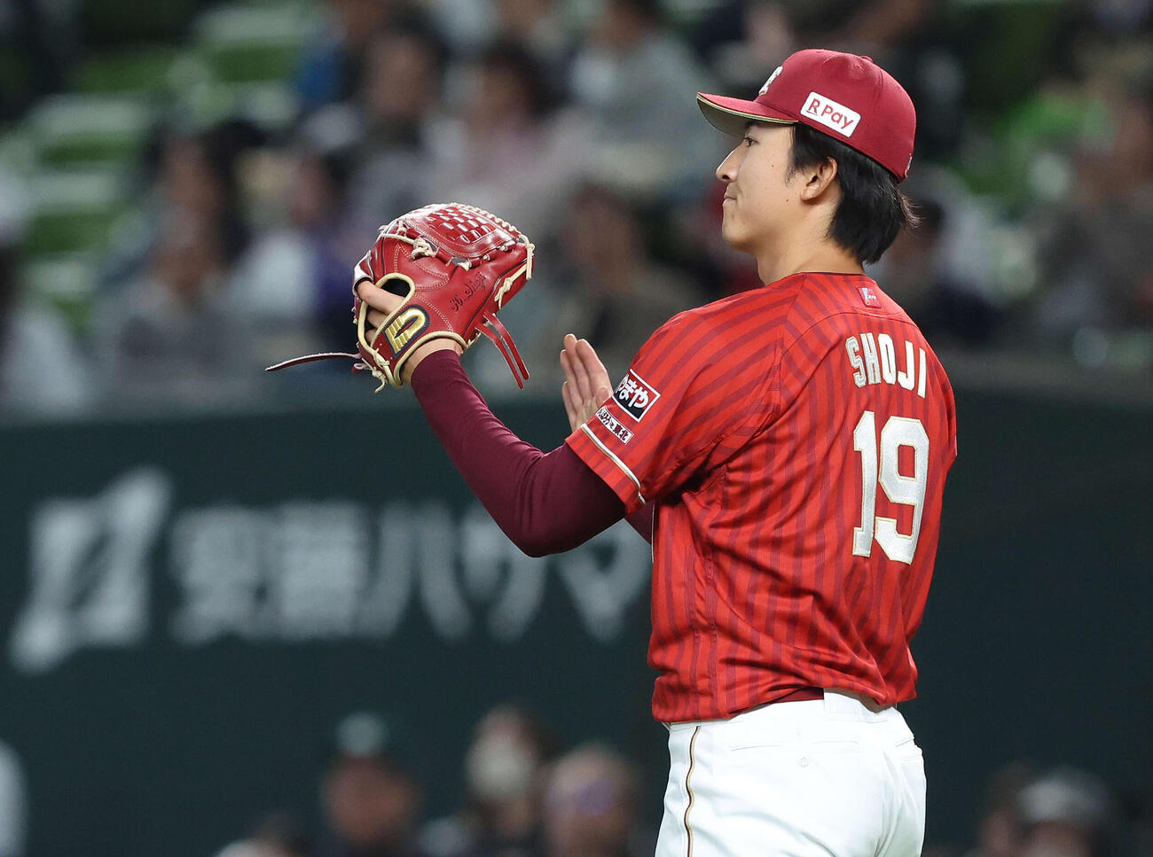 西武対楽天　7回裏を抑え、グラブをたたく楽天荘司（撮影・河田真司）