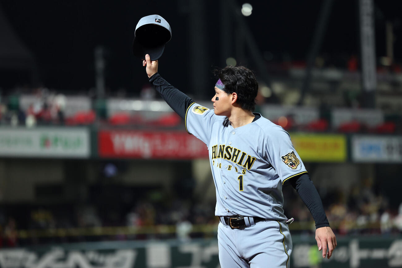 広島対阪神　広島に勝利しスタンドのファンの声援に応える阪神森下（撮影・前田充）