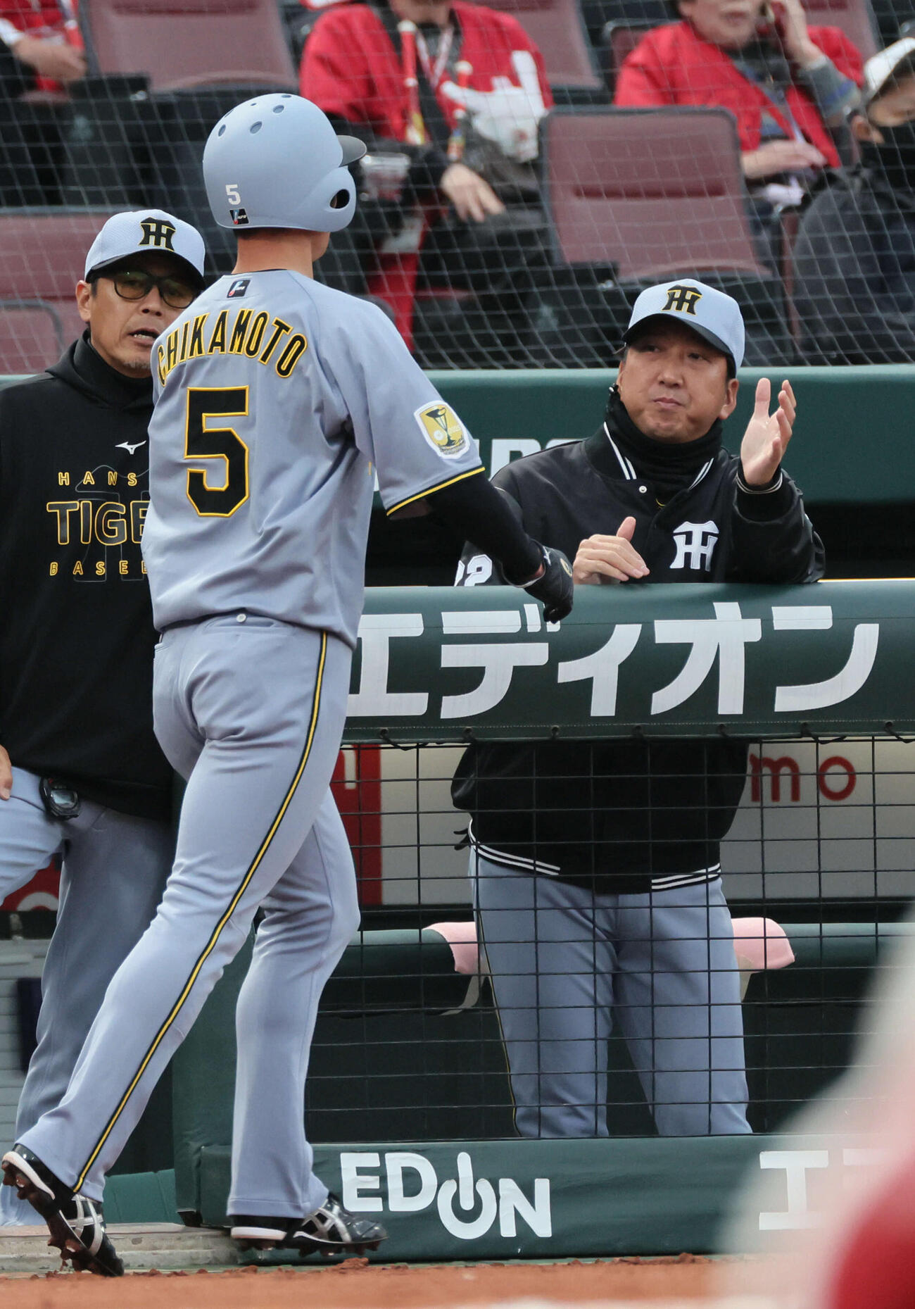 広島対阪神　1回表阪神1死二塁、森下の先制適時打で生還した近本を迎える藤川監督（撮影・加藤孝規）