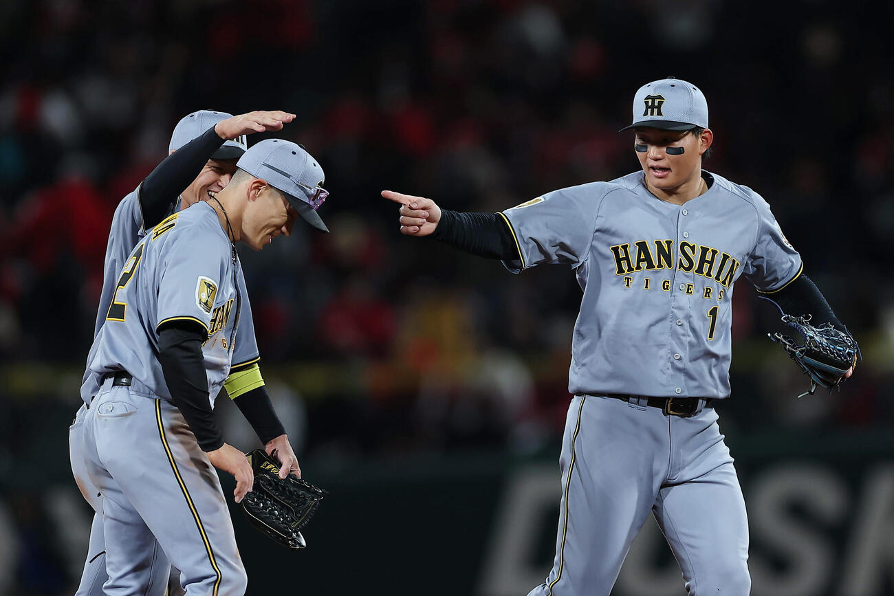 広島対阪神　広島に勝利し喜ぶ、右から阪神森下、福島、近本（撮影・前田充）