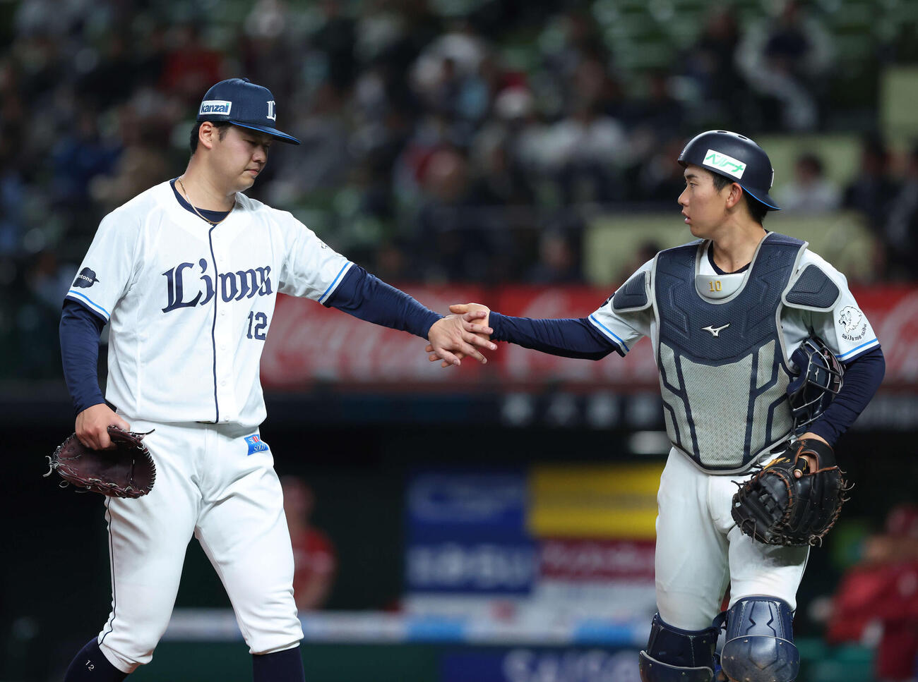 西武対楽天　6回表を抑え、タッチを交わす渡辺（左）と小島（撮影・河田真司）
