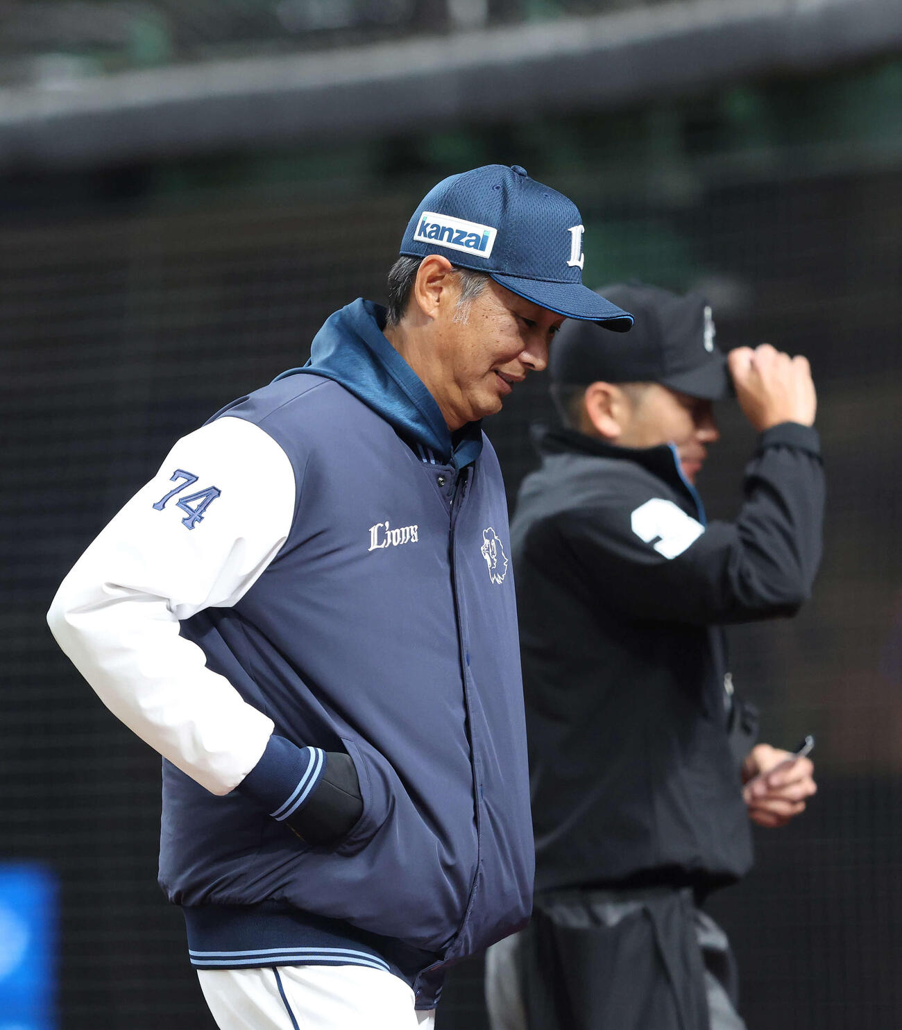西武対楽天　7回裏を終え、選手交代を告げる西口監督（撮影・河田真司）
