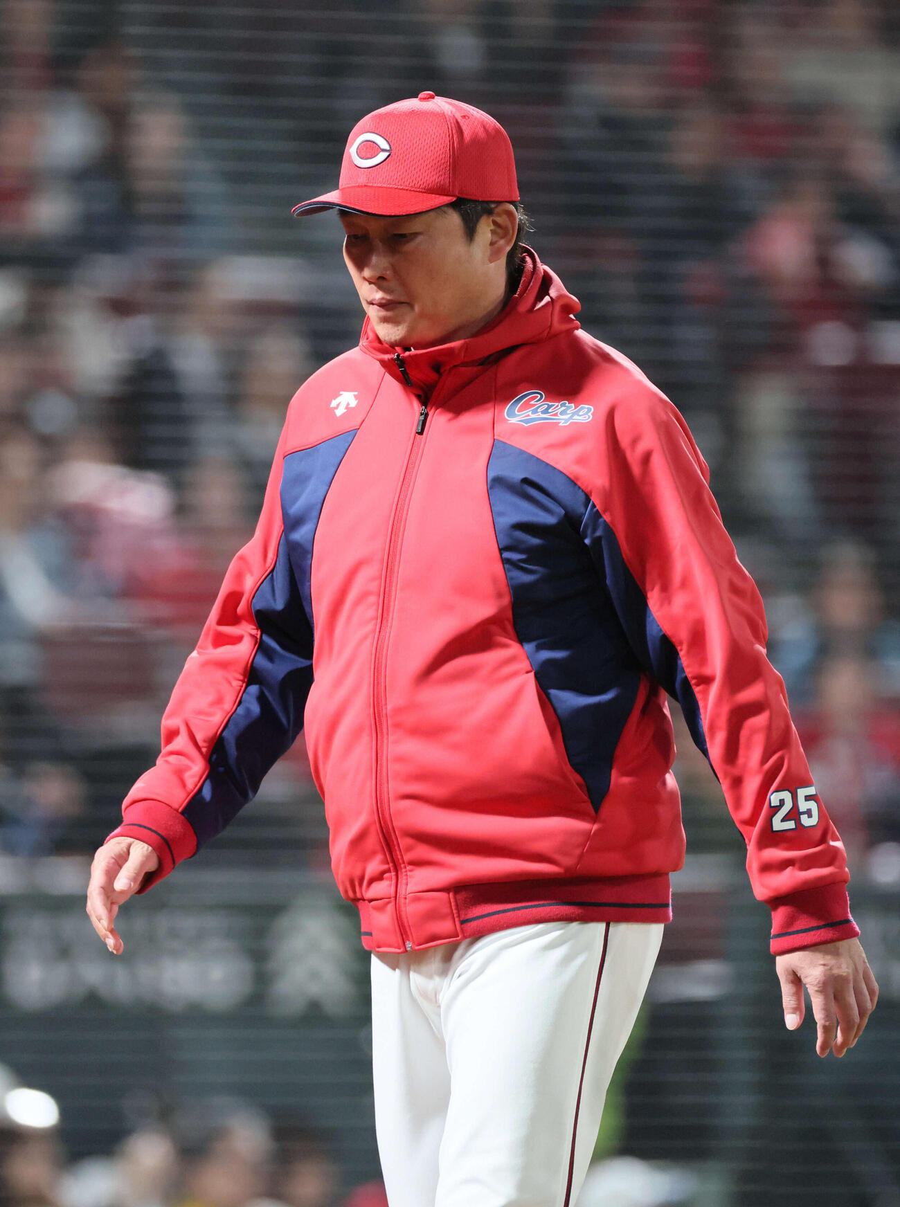 広島対阪神　8回裏終了時、交代を告げる新井監督（撮影・加藤孝規）