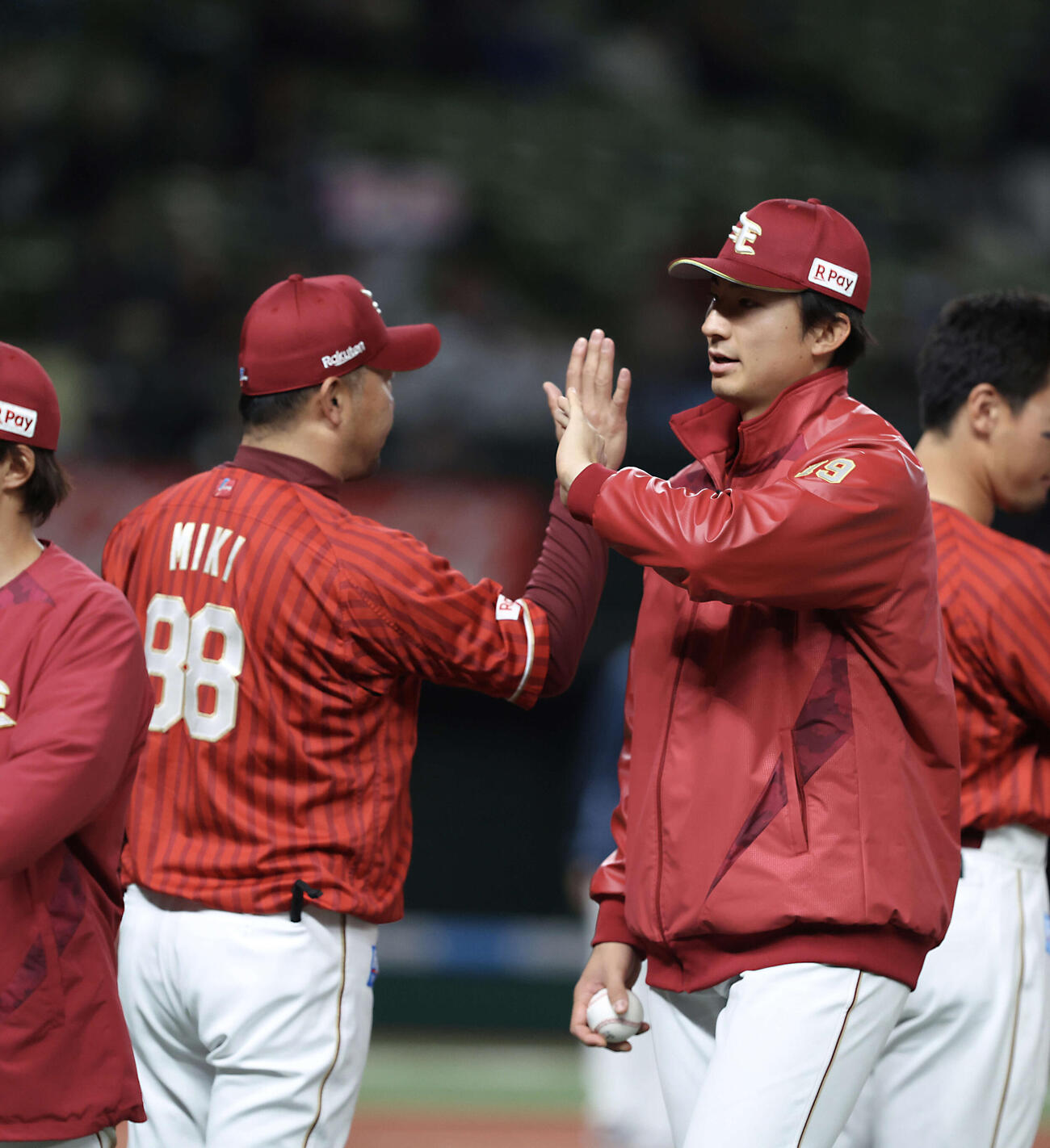 西武対楽天　西武に勝利しタッチを交わす三木監督（左）と荘司（撮影・河田真司）