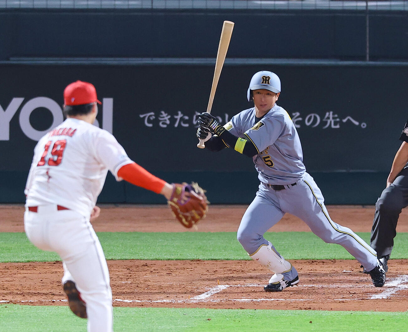 広島対阪神　3回表阪神1死、近本は中前打を放つ（撮影・上田博志）