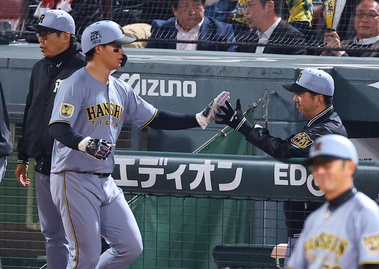 広島対阪神　6回表阪神1死満塁、坂本の中犠飛で生還した森下をハイタッチで出迎える藤川監督（撮影・上田博志）