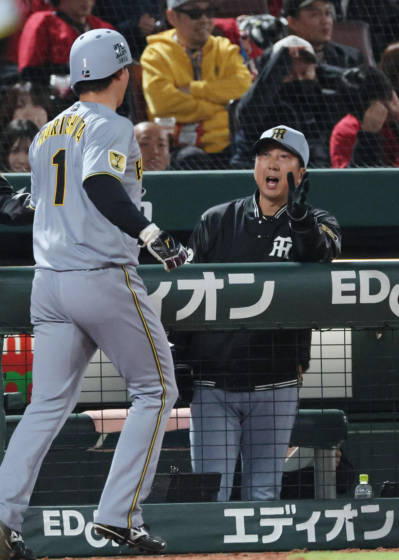 広島対阪神　6回表阪神1死満塁、坂本の中犠飛で生還した森下を迎える藤川監督（撮影・加藤孝規）