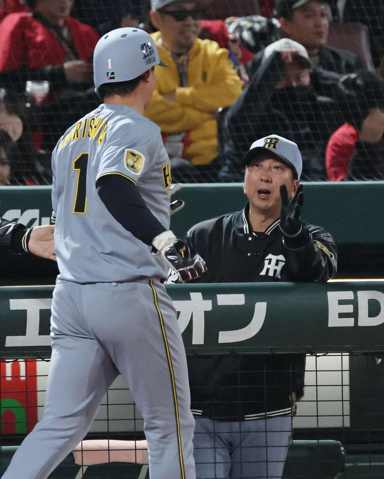 広島対阪神　6回表阪神1死満塁、坂本の中犠飛で生還した森下を迎える藤川監督（撮影・加藤孝規）