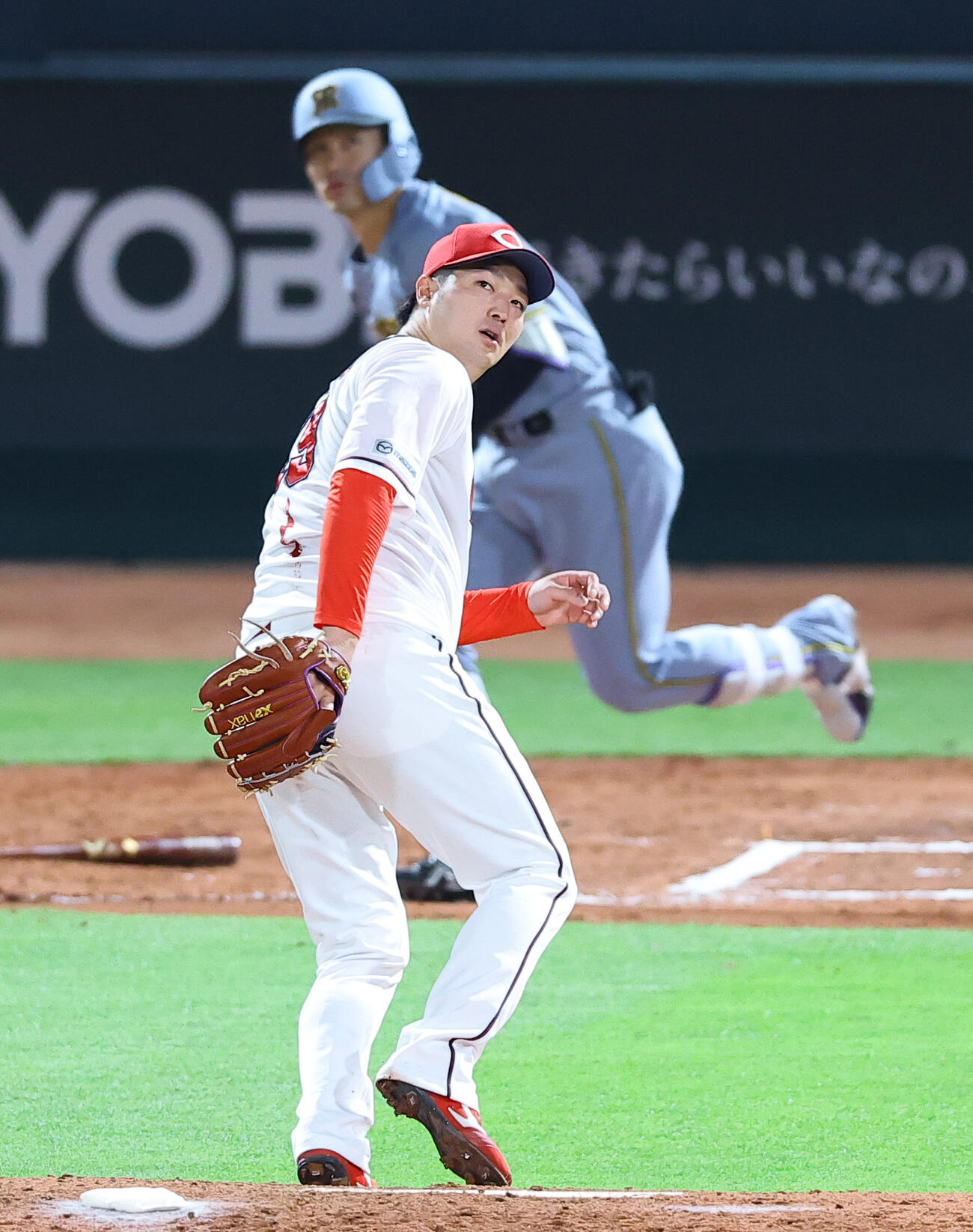 広島対阪神　6回表阪神1死満塁、床田は坂本に中犠飛を浴びる（撮影・上田博志）