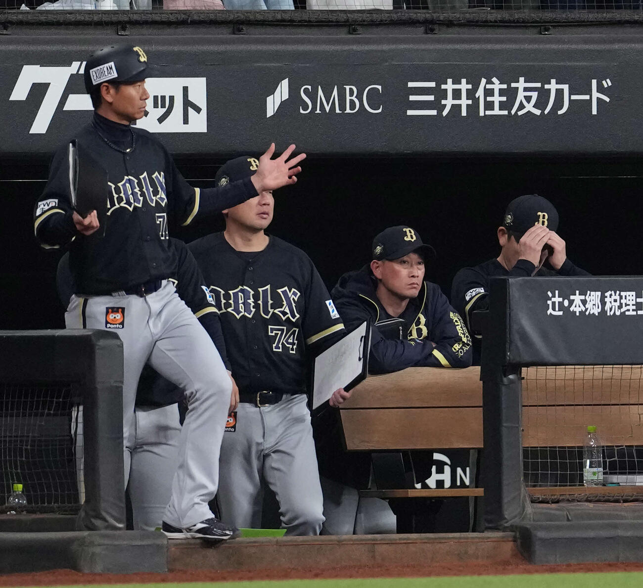 日本ハム対オリックス　3回、戦況を見つめる岸田監督（左から3人目）（撮影・井上学）