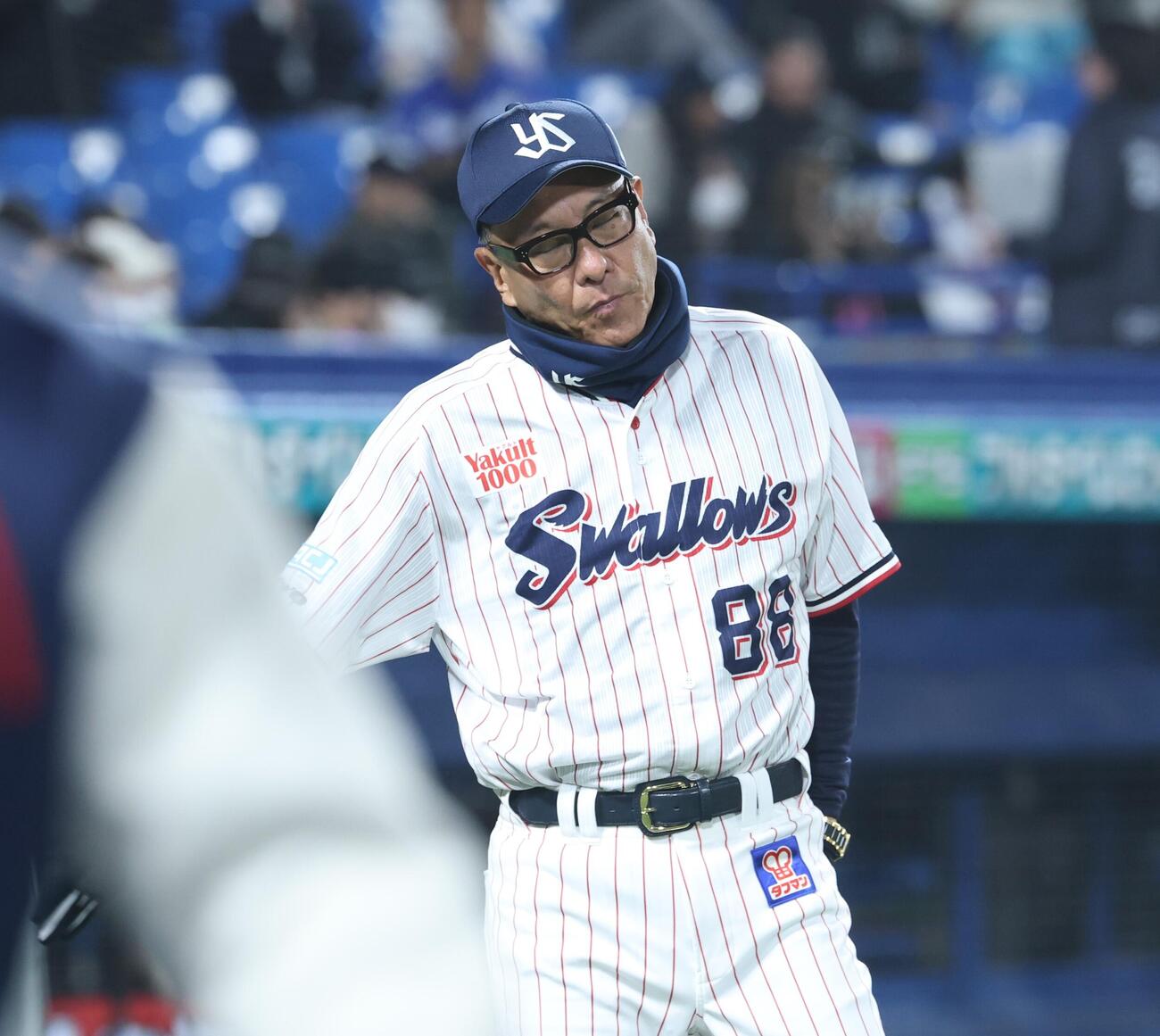 ヤクルト対中日　ベンチ前で渋い表情の池山監督（撮影・黒川智章）