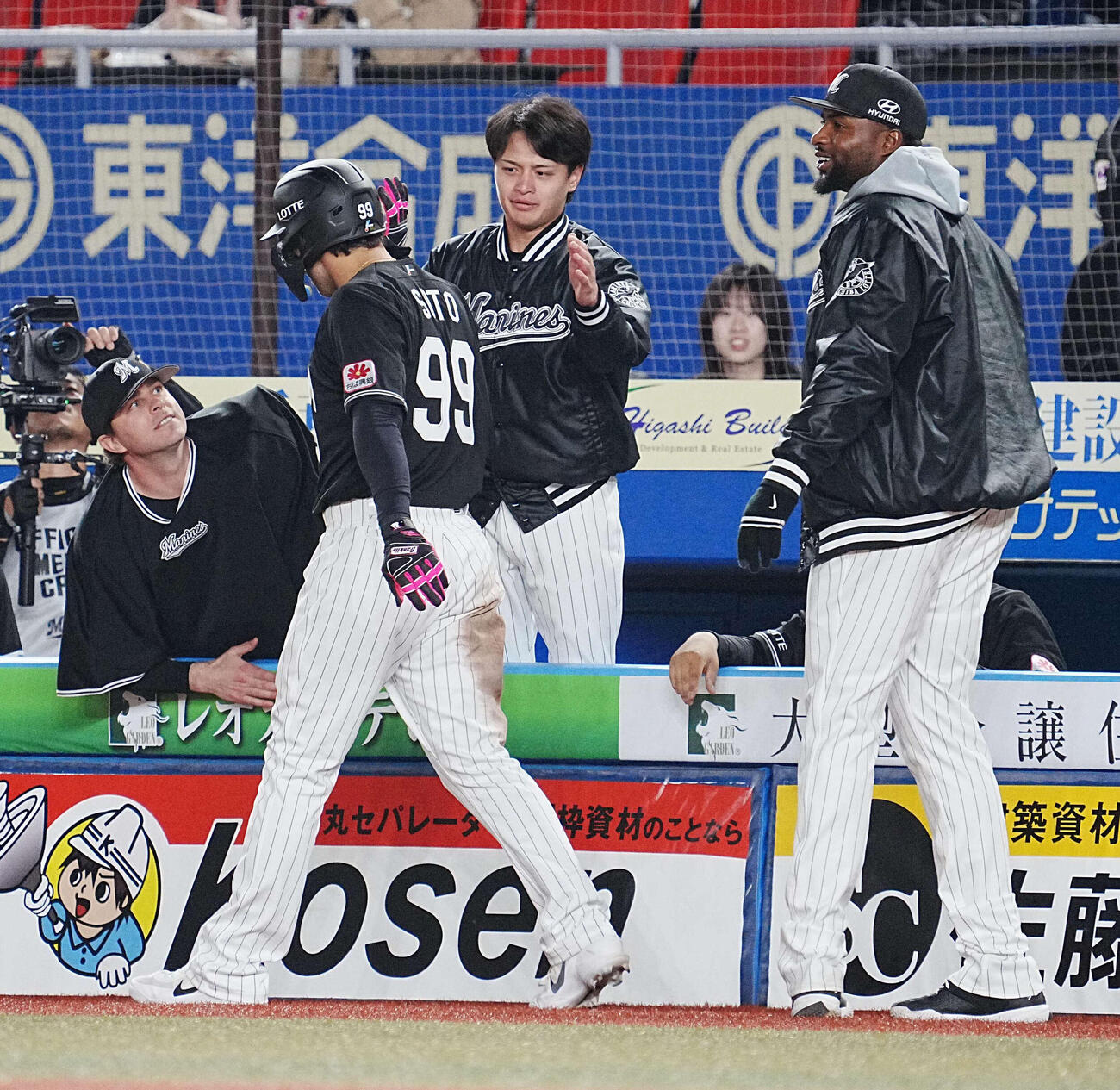 ロッテ対ソフトバンク　9回裏ロッテ1死一、二塁、先発の毛利（中央）は高部の左前適時打で生還した二塁走者ソトを祝福する（撮影・小沢裕）