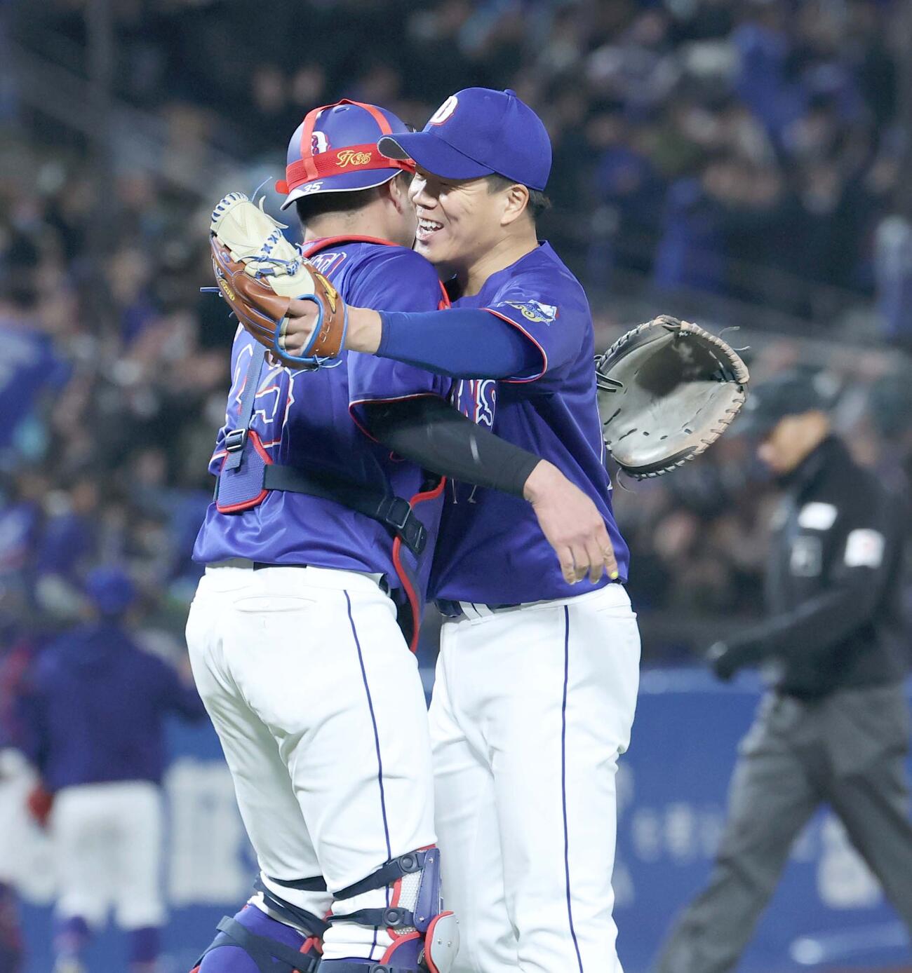 ヤクルト対中日　9回裏、完封勝利し木下（左）と抱き合う中日柳（撮影・黒川智章）