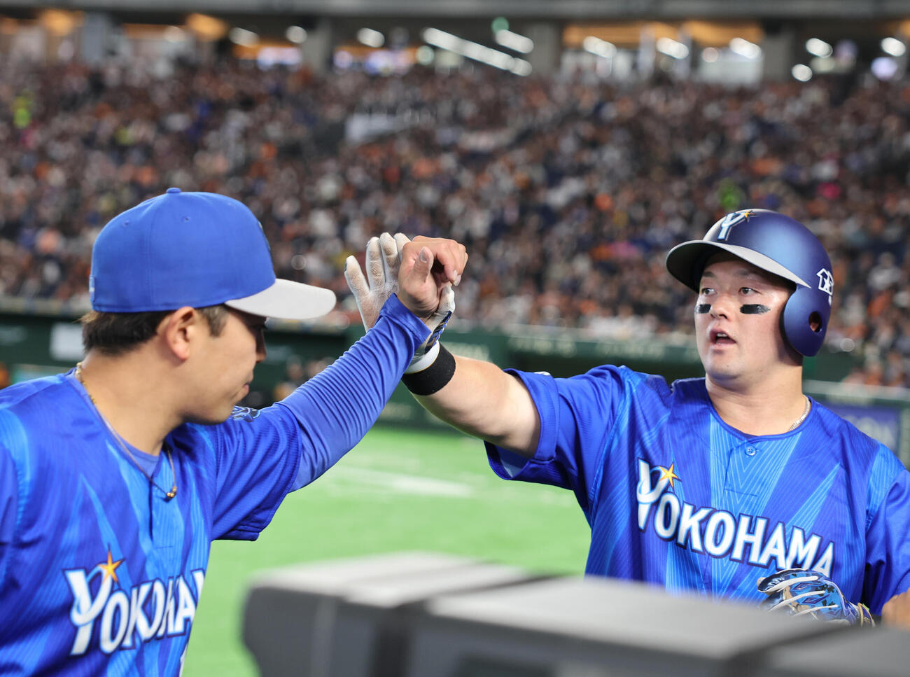 巨人対DeNA 5回表DeNA1死満塁、山本の適時打で生還し東に迎えられる牧（撮影・水谷安孝）