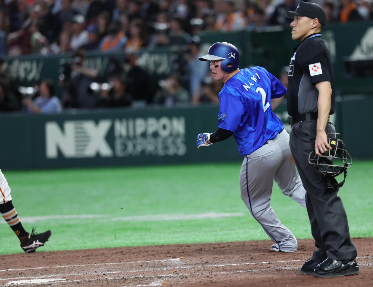巨人対DeNA 5回表DeNA1死満塁、山本の適時打で生還する牧（撮影・水谷安孝）＝2026年4月3日