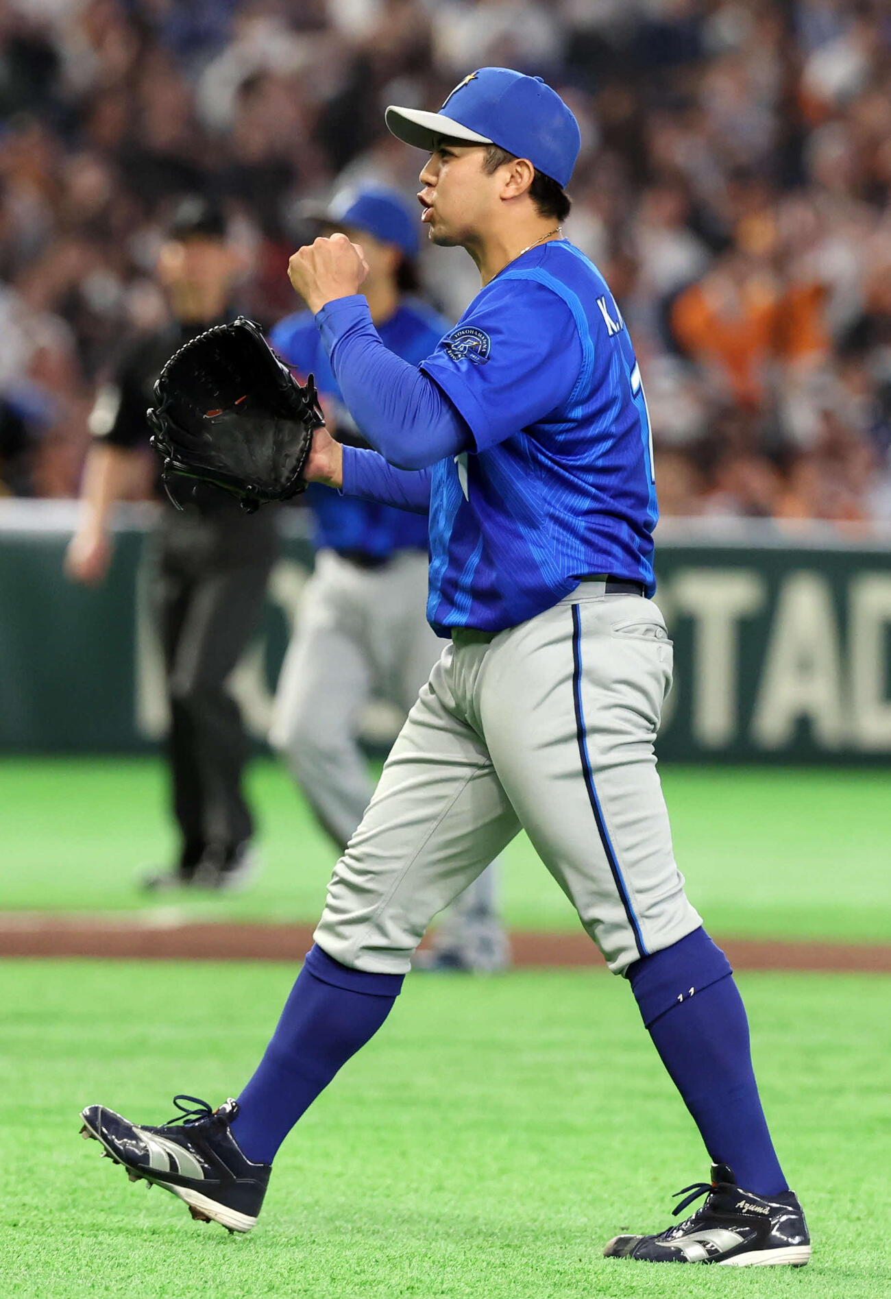 巨人対DeNA 7回裏巨人2死一、二塁、門脇をゴロに仕留めガッツポーズする東（撮影・浅見桂子）