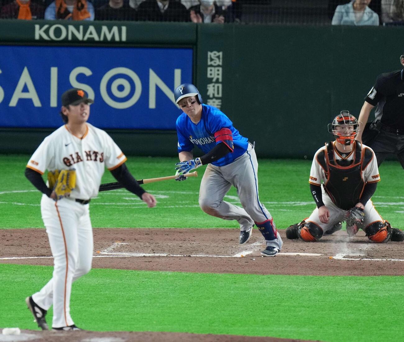 巨人対DeNA 8回表DeNA2死、左安打を放つ牧。投手は又木（撮影・増田悦実）