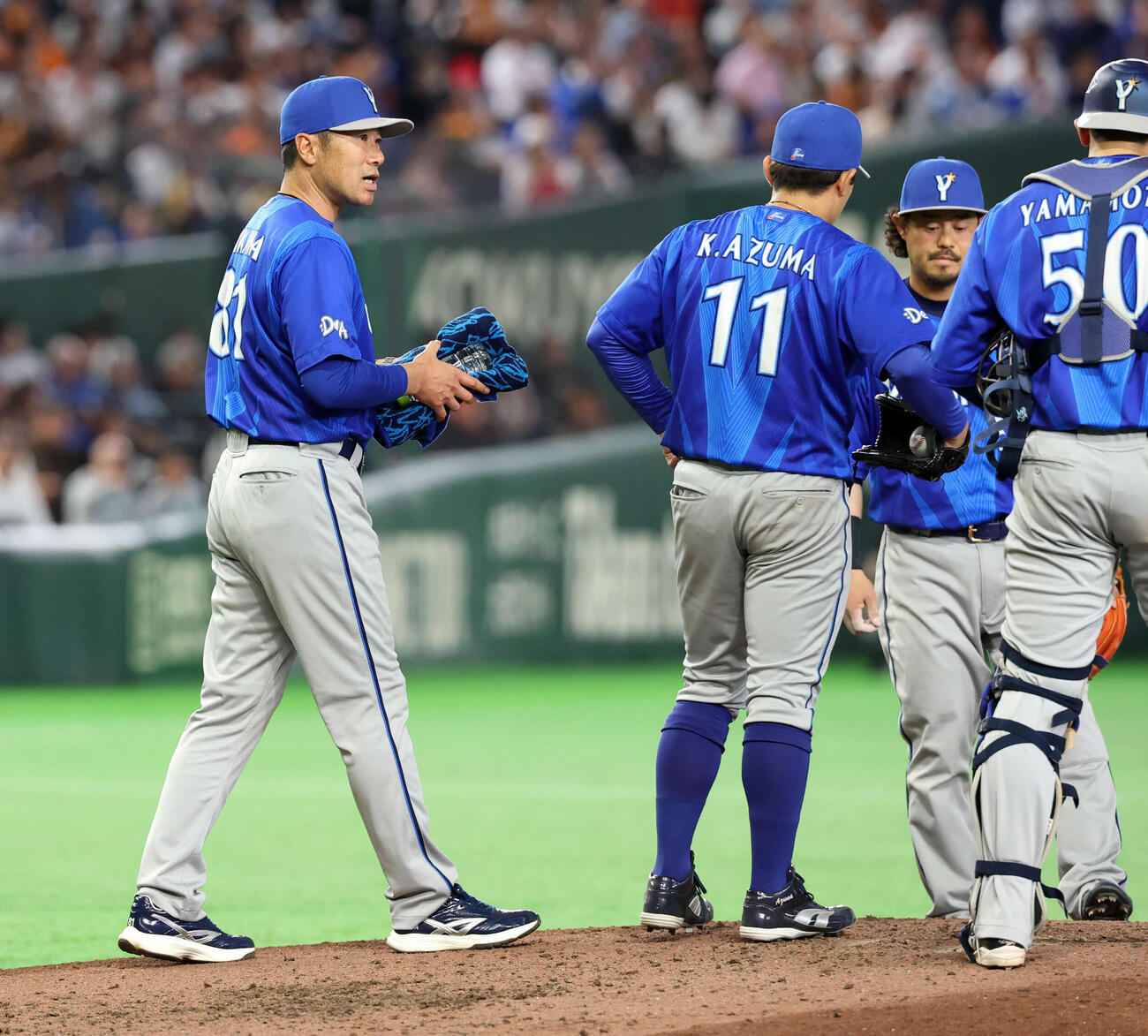 巨人対DeNA 7回裏巨人1死一、三塁、マウンドの東（背番号11）の元に行き声をかける相川監督（撮影・浅見桂子）