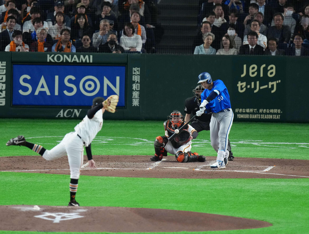 巨人対DeNA 4回表DeNA2死、二塁打を放つ山本。投手は竹丸（撮影・増田悦実）
