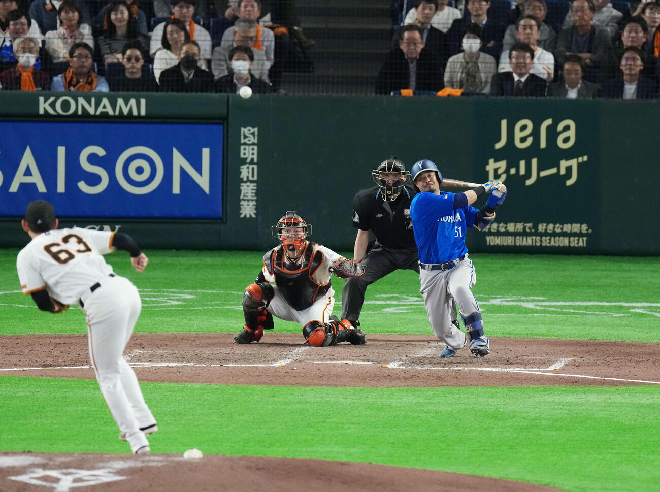 巨人対DeNA 9回表DeN1死、安打を放つ宮﨑。投手は泉（撮影・増田悦実）