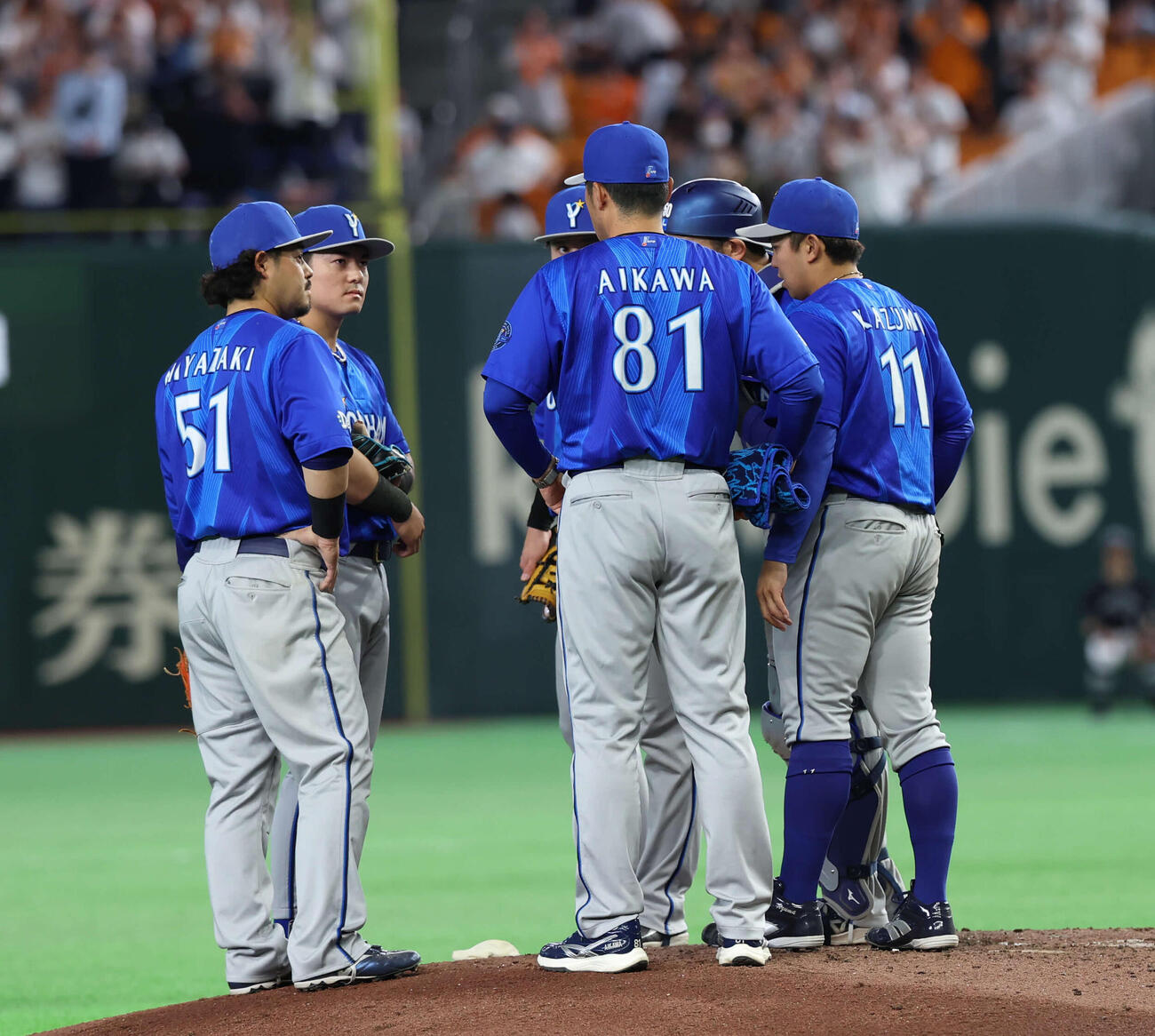 巨人対DeNA 7回裏巨人1死一、三塁、マウンドに集まるDeNAナイン（撮影・水谷安孝）