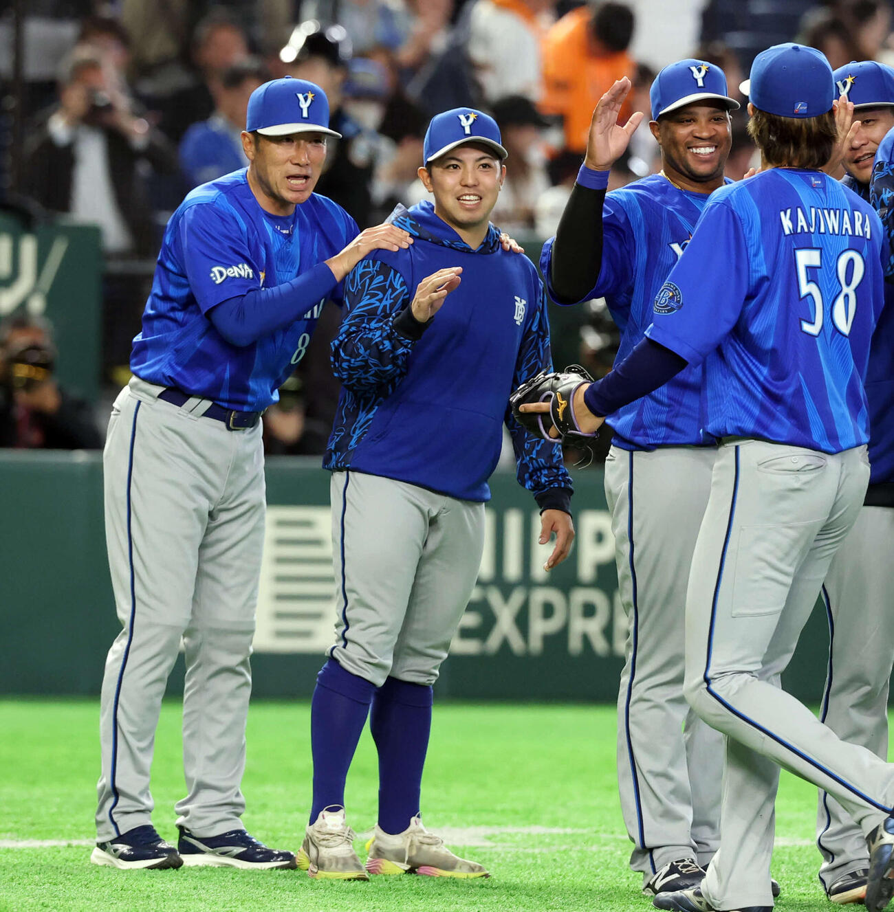 巨人対DeNA　今季初勝利のDeNA東（中央）は、相川監督から肩をもまれねぎらいを受ける（撮影・浅見桂子）