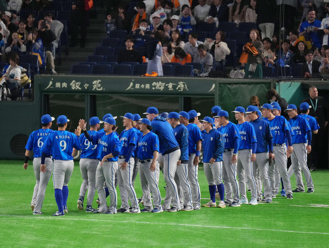 巨人対DeNA　勝利しタッチを交わすDeNAナイン（撮影・増田悦実）