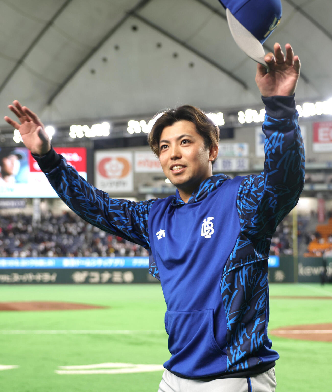 巨人対DeNA　今季初勝利を飾りファンにあいさつする東（撮影・水谷安孝）