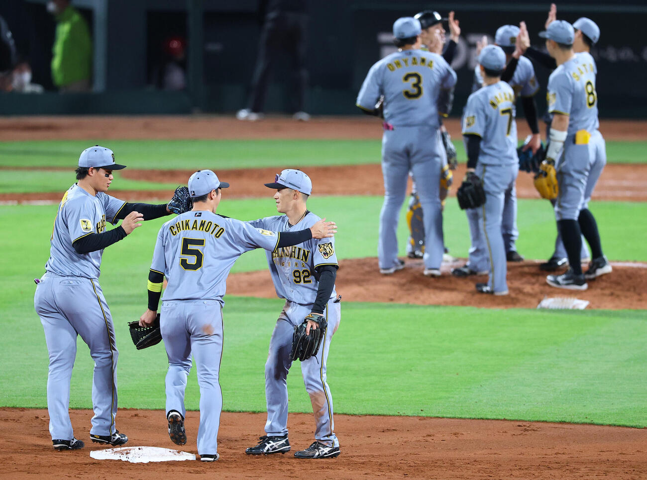 広島対阪神　ハイタッチして勝利を喜ぶ左から森下、近本、福島（撮影・上田博志）