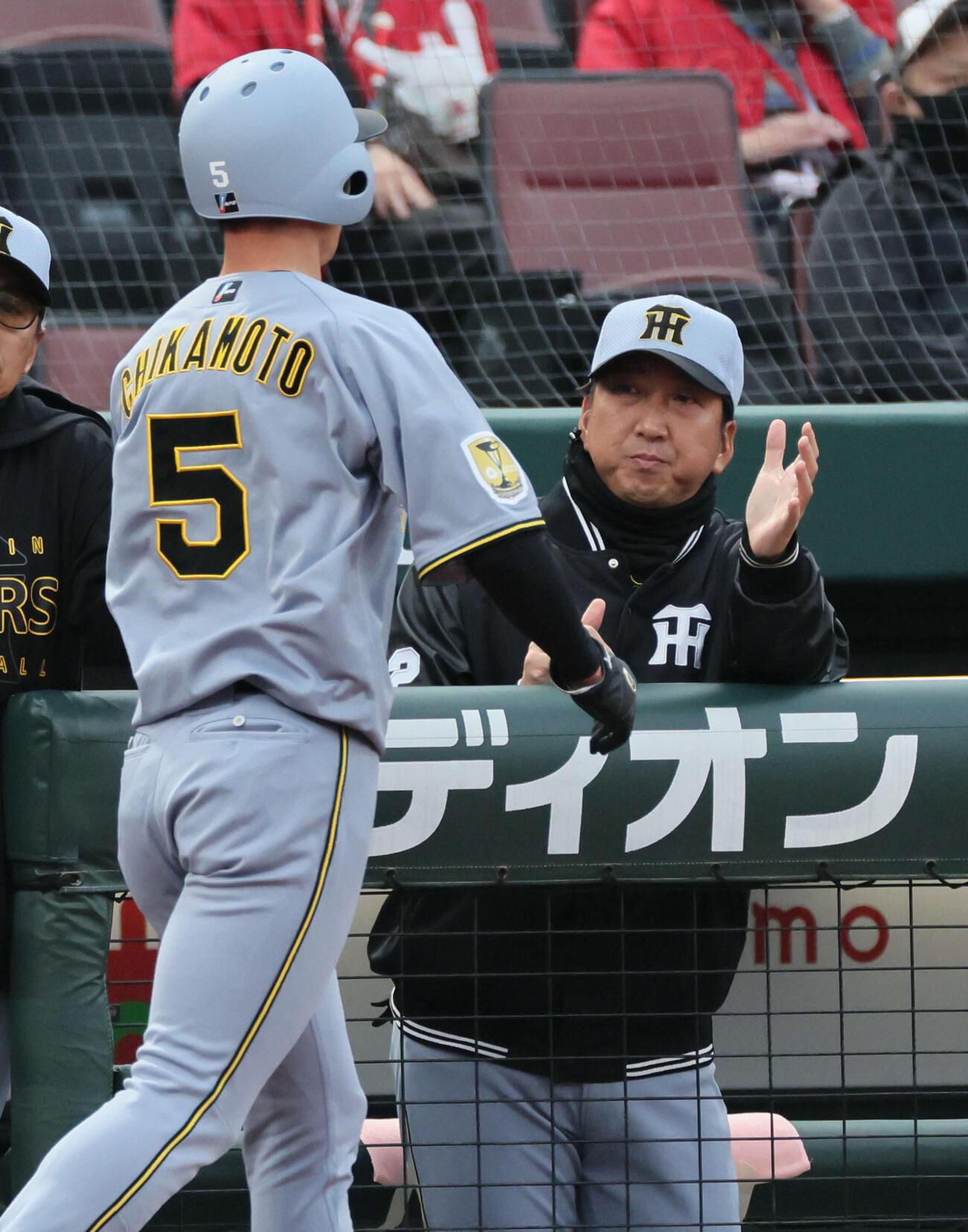 広島対阪神　1回表阪神1死二塁、森下の先制適時打で生還した近本を迎える藤川監督（撮影・加藤孝規）