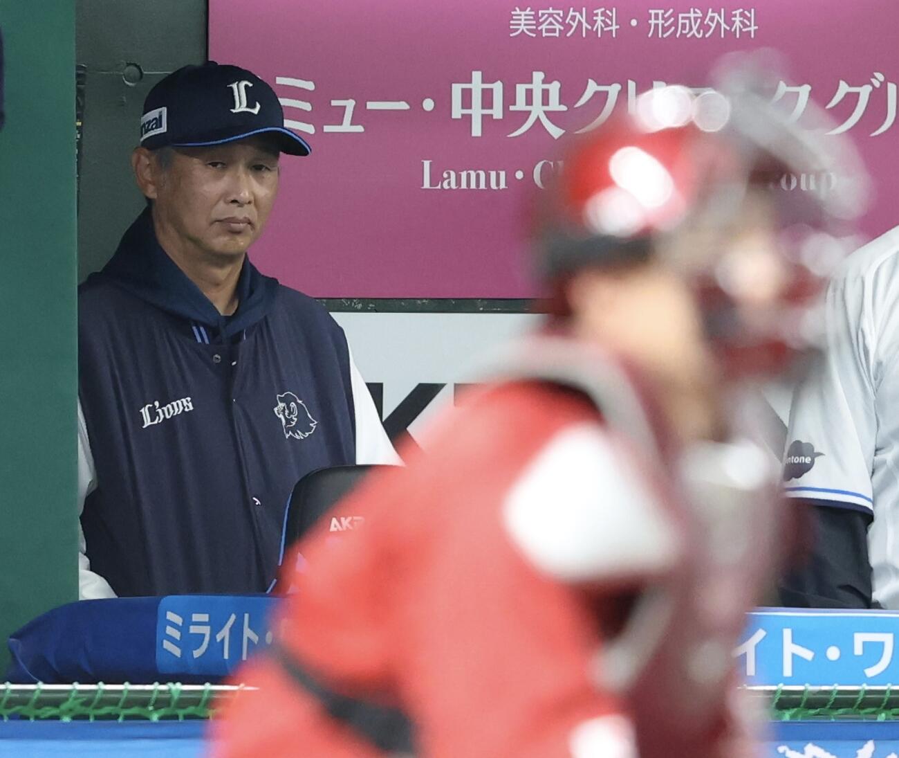 西武対楽天　9回裏、戦況を見守る西口監督（撮影・河田真司）