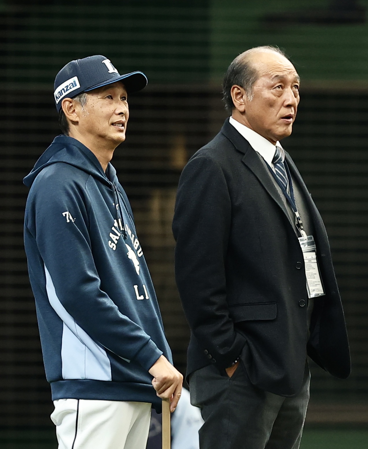西武対楽天　試合前、練習を見守る西武西口監督（左）と渡辺氏（撮影・河田真司）