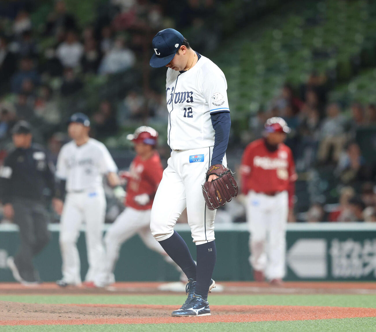 西武対楽天　4回表楽天無死、小郷に中前打を浴びる渡辺（撮影・河田真司）