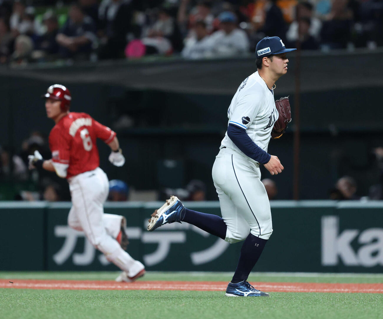 西武対楽天　6回表楽天無死三塁、村林に左前適時打を浴びる渡辺（撮影・河田真司）