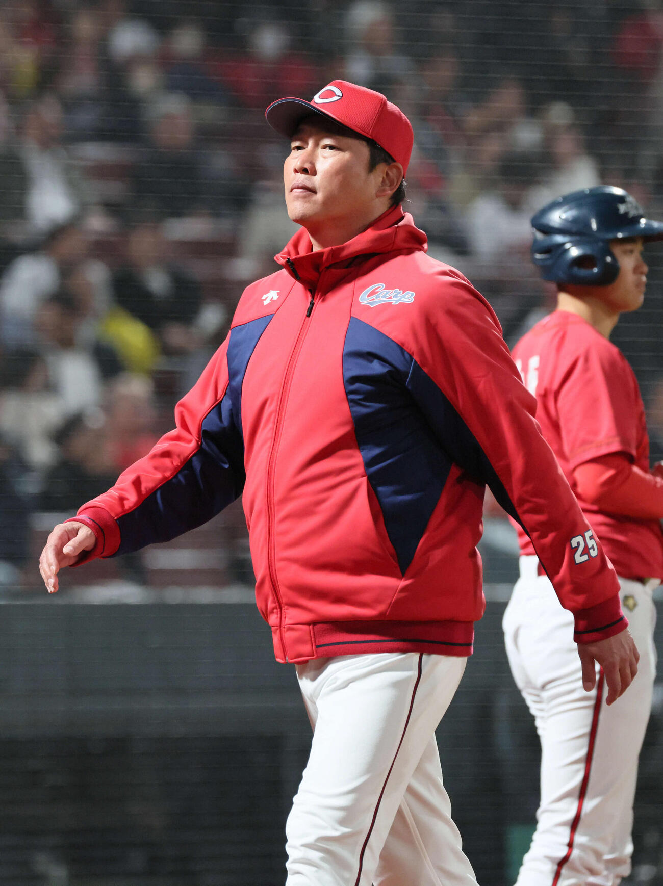 広島対阪神　8回裏終了時、交代を告げる新井監督（撮影・加藤孝規）