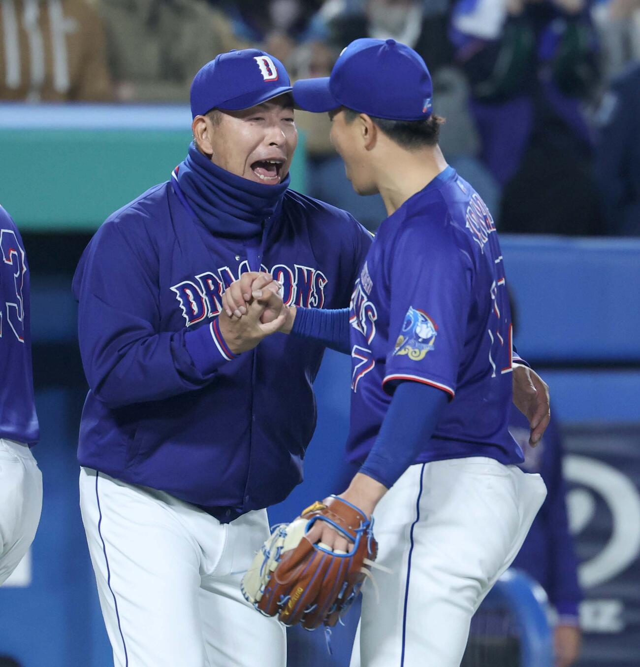 ヤクルト対中日　試合後、柳を出迎える井上監督（撮影・黒川智章）