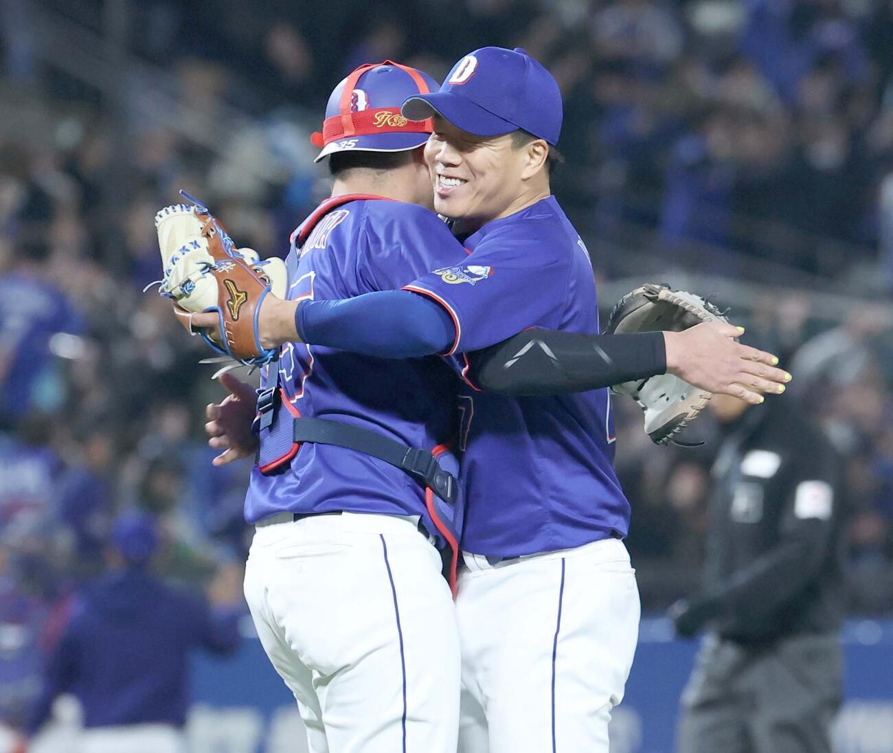 ヤクルト対中日　9回裏、完封勝利し木下と抱き合う柳（撮影・黒川智章）